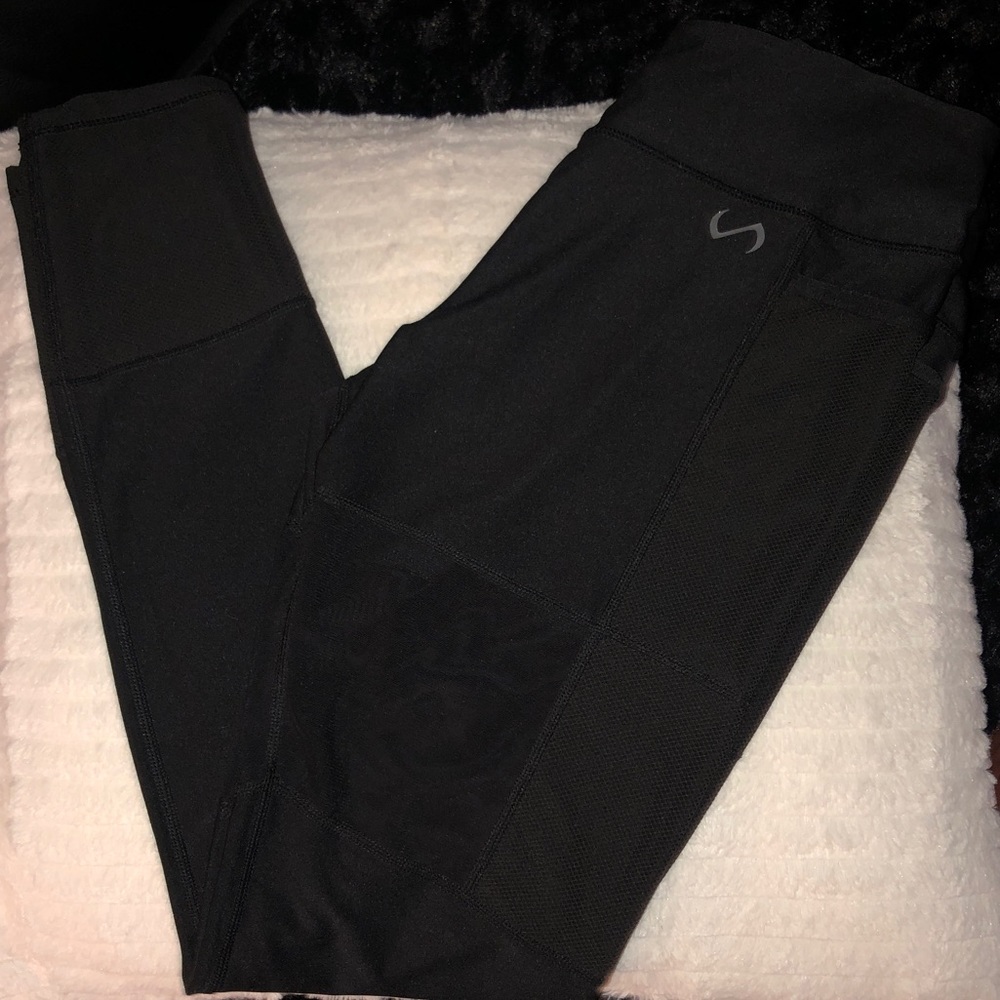 Black TLF mesh cut out leggings w/ 2 pockets 🖤